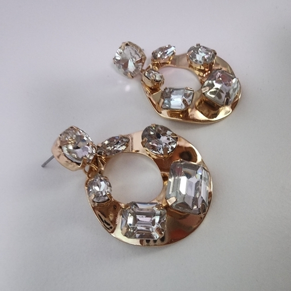 NEW Golden Multi Stone Embellished Crushed Metal Dangle Earrings - Picture 6 of 8